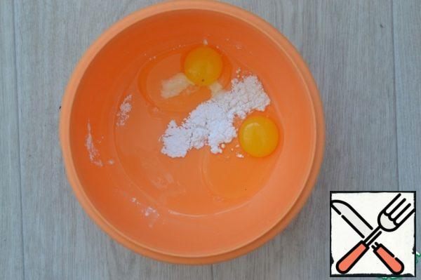 Beat eggs with sugar, the sugar in the dough, you can put more or less, but more often I do not put.