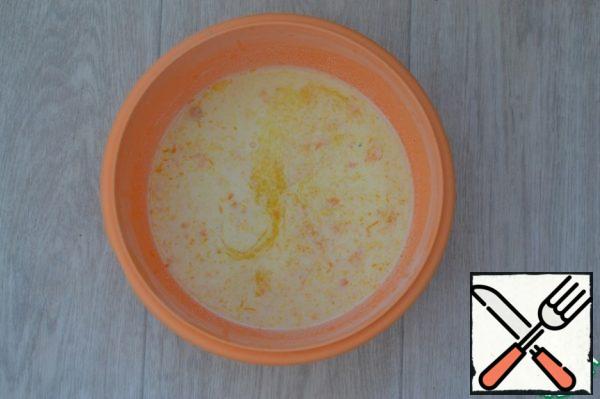 Add semolina, part of milk, zest and orange juice, mix well.