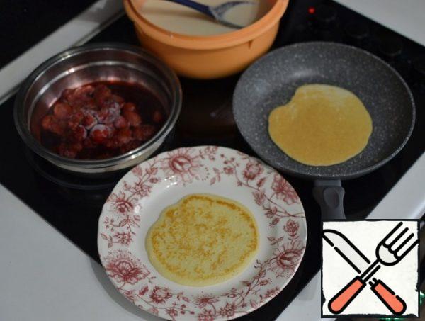 Bake pancake on pan without oil, meanwhile mix the strawberries with the sugar (you can add any berries) and cook it for a while.