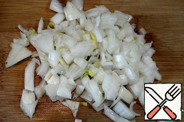 Cut the onion into cubes.
