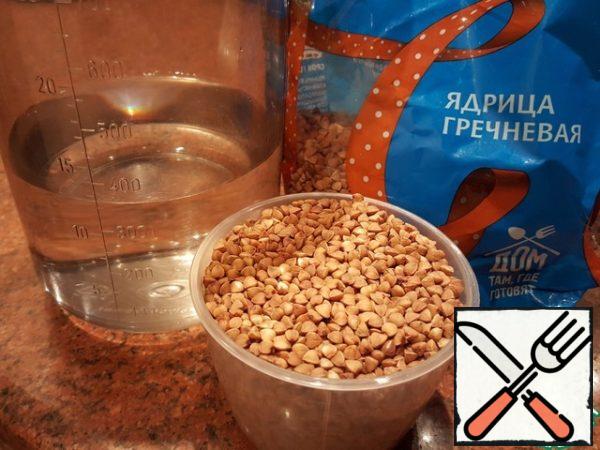 Very often I do not boil buckwheat, but soak it overnight, and in the morning it only needs to be warmed up. You can store such buckwheat soaked in water in the refrigerator for several days.
And so, if necessary, rinse the buckwheat and pour cold drinking water. Put the container in the refrigerator.
