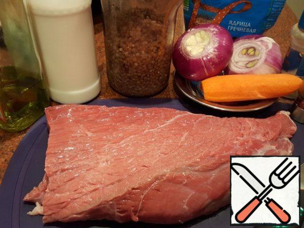 Prepare the products. Wash and dry the beef. Peel the onion and carrot.
