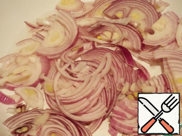 Onions cut into half rings. Heat a small amount of oil in a frying pan and fry the onion until soft.
