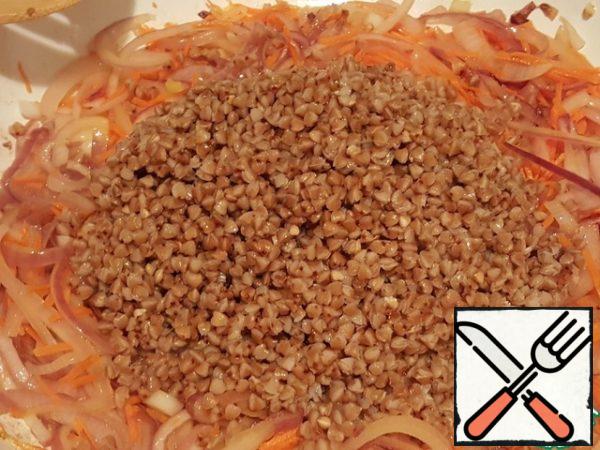 Add grated on" Korean " grater carrots. Fry together with onions.
Drain the excess water from the buckwheat and put the grits to the roast.