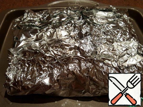 And two layers of foil.
Preheat oven to maximum temperature. Put the pan with the dish in the oven and bake for 30 minutes at 250°C, then reduce the heat to 140°C and bake for another 60 minutes. To turn on the oven. You can leave the meat in the oven for a while or serve immediately.