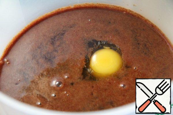 Cool down the mass. Enter one egg, stirring well each time.
