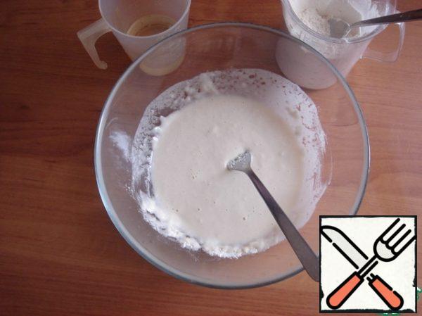 In a bowl pour warm water, dissolve the sugar and salt in it and gradually stir in the flour, add sunflower oil.