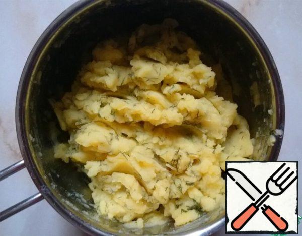 Boil the potatoes in salted water with the addition of fragrant pepper until tender, then throw out the pepper, drain the water, leaving a little to make mashed potatoes. Add chopped dill.