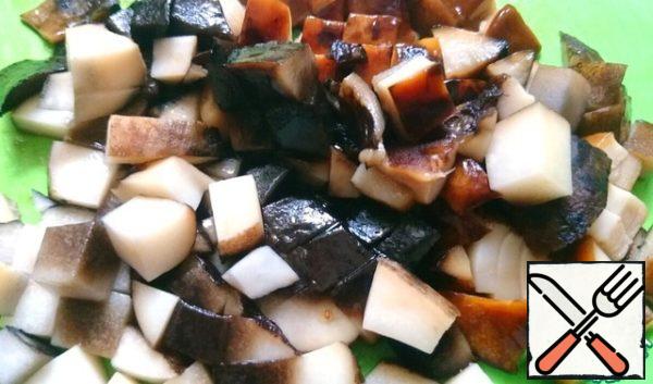 Mushrooms cut into cubes, fill with water, bring to a boil, salt and cook for 10 minutes, then recline in a colander.