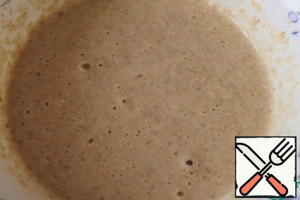 Add oatmeal, banana puree, vegetable oil and milk to the egg.
Whisk until smooth.
