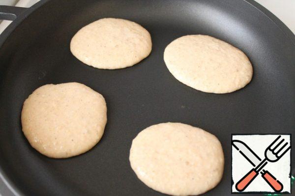 Heat the pan well.
Bake the pancakes in a dry pan under a lid for about 1 minute on each side.
