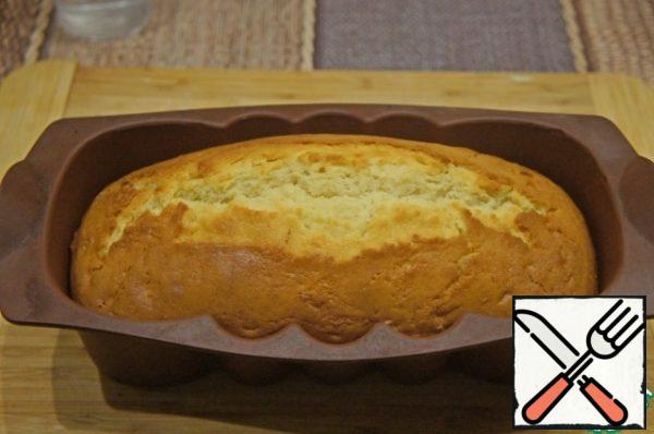 We put it in a preheated oven. Bake at 180 * C for about 45-50 minutes, until a dry crust forms.
