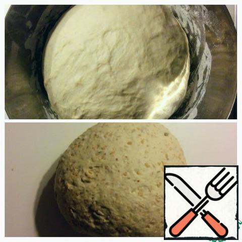 After the dough has risen, add the porridge and seeds. The dough has a very powerful energy. He needs our attention, strength and time. To be honest, slowly and gently knead it, it grows beautifully in the oven, the bread is high, lush and very tasty.
Knead the dough for at least 15 minutes.