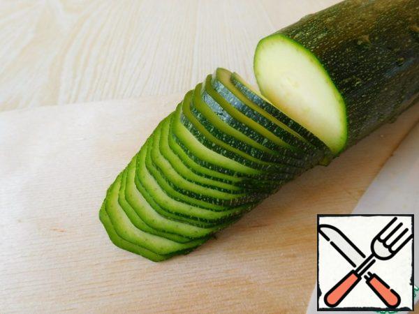 Zucchini cut into thin slices and fry over medium heat on one side.