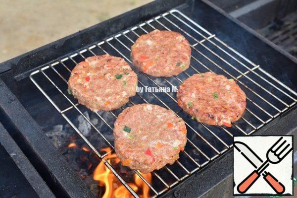 Fry burgers on the grill, turning-until ready;
A certain amount of fire there will be even a plus, but it needs to be watched, so as not to burn;