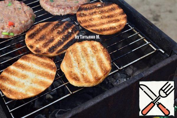 At the same time fry the buns, cut in half;