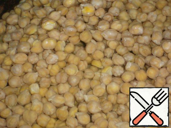 Chickpeas soak in cold water and leave to infuse for a long time (preferably at night).
Pour the water, fill with fresh water and put to cook until ready. During the boiling process, constantly add water to not boil away.
When cooked, at the bottom of the pan should remain about 2 cm of water.