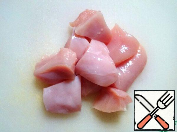 Chicken fillet washed, then cut into not very large pieces.