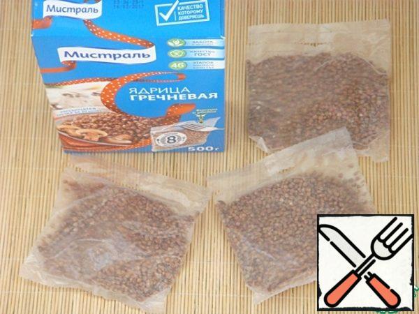 Put three bags of buckwheat into boiling water without opening them. Cover and simmer for 20 minutes. Until cooked buckwheat, there are 20 minutes to cook vegetables.