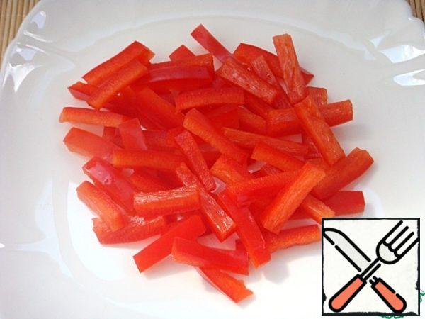 Put heat up the pan. Sweet pepper cut into cubes.