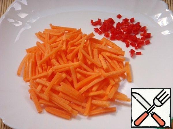 Carrots- cut into straws, chili - small cubes.