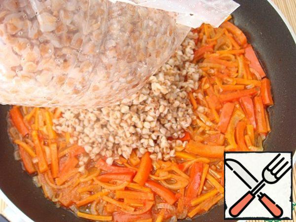 Get a bag of buckwheat, allow to drain the water, gently open the bag on the side and put buckwheat to the vegetables.