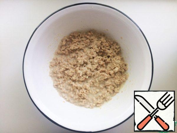 Mix soy minced meat, cream, oat flakes, Flaxseed flour, salt and spices in one container, fill with warm boiled water. Mix and leave for 5 minutes to swell.