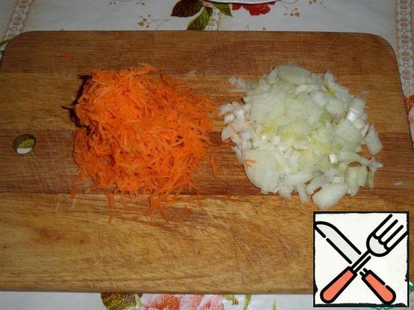 Finely chop the onion and grate the carrots.
