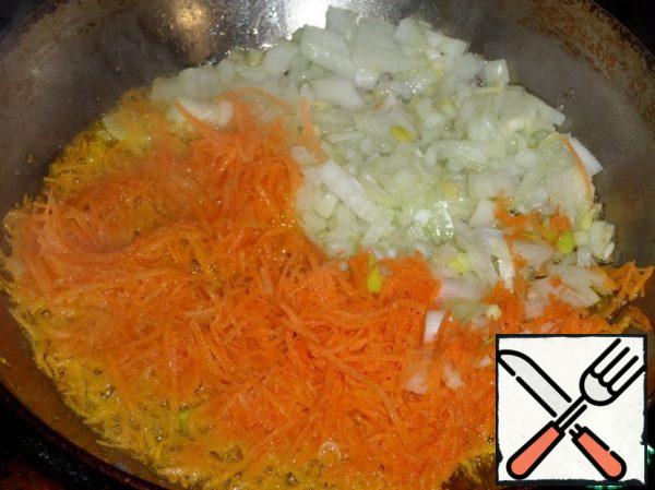 In a heated pan pour vegetable oil. Spread the onions and carrots.