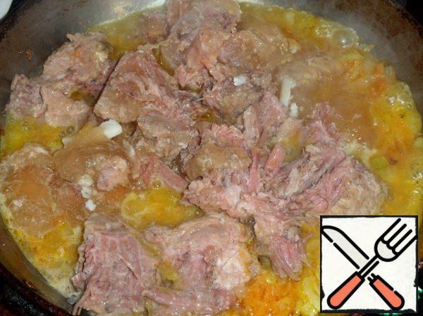 Add the stew to the pan. To interfere. Simmer for 1-2 minutes.
