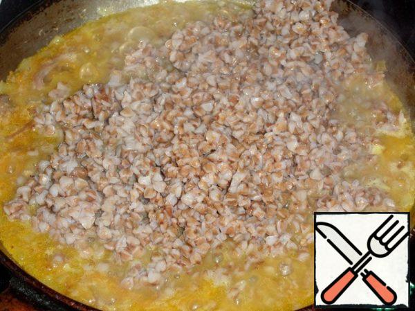 Add boiled buckwheat to the pan.