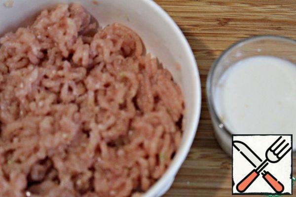While cooking cereals, make meatballs.
In milk, pour oatmeal, add starch and mix.
Stir and pour into minced meat, add salt and pepper to taste, mustard, beat the minced meat 20 times.