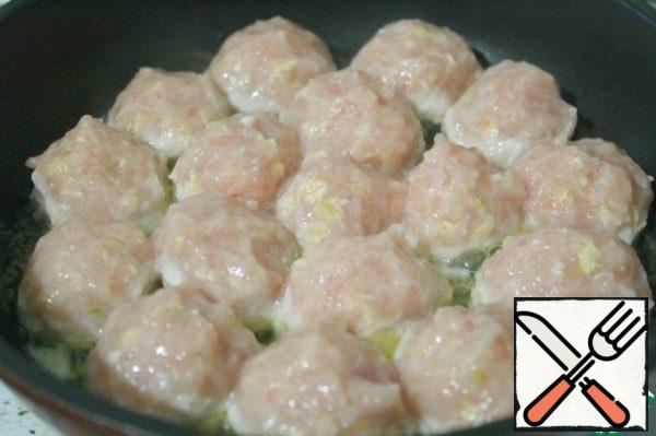 Put butter and vegetable oil in a frying pan - on a small fire.
With wet hands, we make meatballs and put them in a frying pan.
