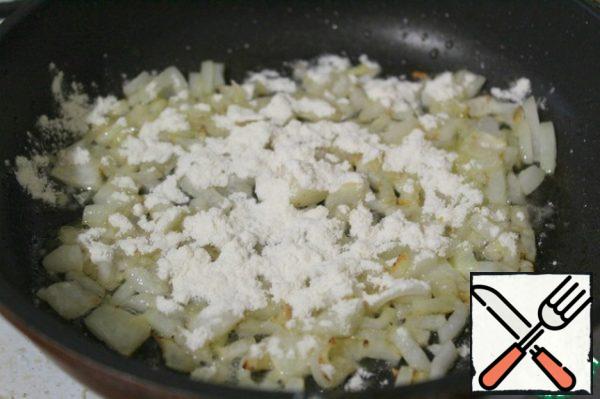 Put the onion in the pan and lightly fry, sprinkle with flour, fry, stirring - if you like a not very thick sauce, take a teaspoon of flour.
