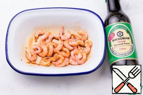Shrimp is better to take purified or pre-purified. Marinate for 10 minutes in a mixture of soy sauce and chili pepper.