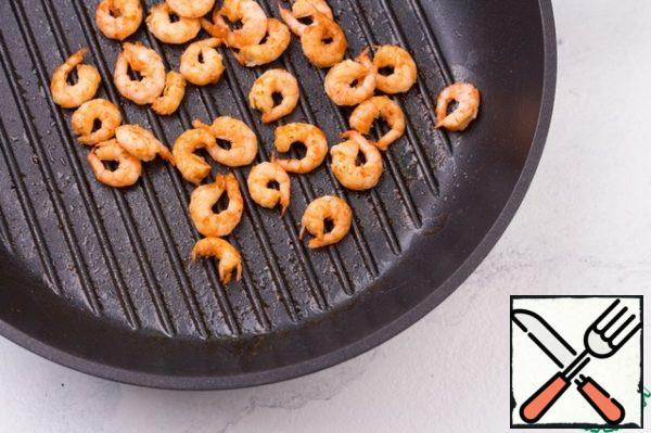 Grease the grill pan with oil and fry the shrimp over high heat for about 30 seconds until Golden.
You can plant shrimp on skewers and fry on the coals.