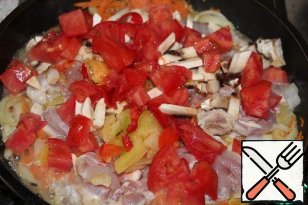 Add chicken fillet, tomatoes and mushrooms, chopped randomly.
