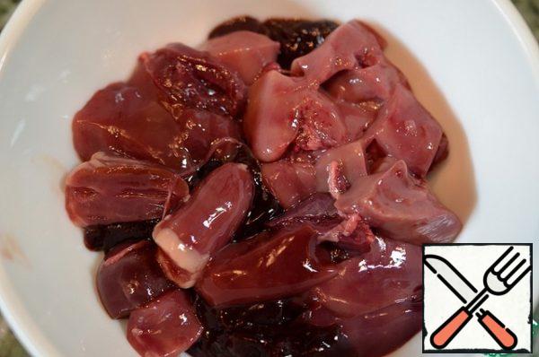 Wash the liver, cut into small pieces. I have chicken liver and rabbit liver.

