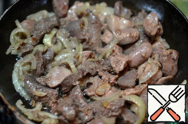 Add the pickled liver and fry for about 5 minutes.

