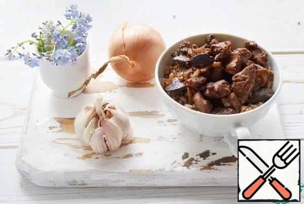 Spread the boiled buckwheat, and on top of the liver in honey sauce and serve!