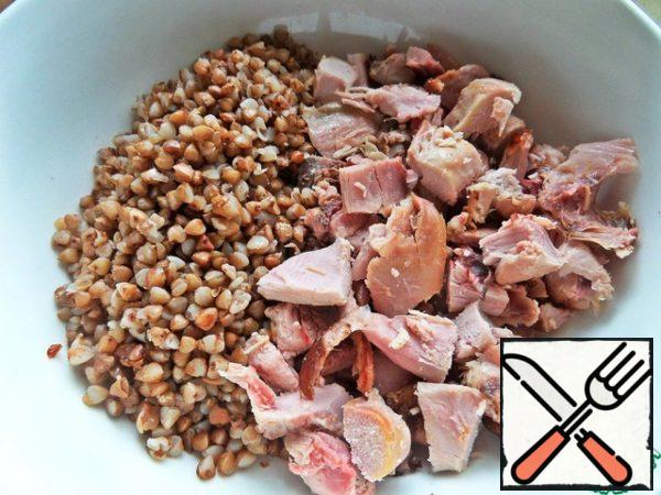 Pour the boiled buckwheat out of the bag and combine with the chicken.
