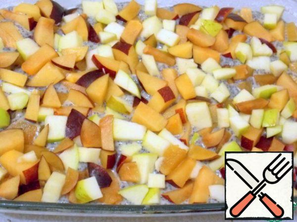 Peel the apples from the core, peel the plums from the seeds and cut into medium cubes. Put on the surface in one layer, press a little into the dough.
