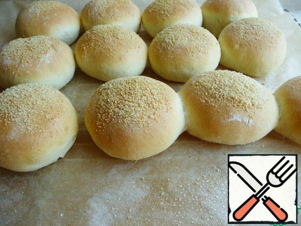 Bake in a preheated oven 180-200*with about 20 min., watch your oven.
The buns are put on the grill, I lightly misted them with water (it's not prescription and do not have).
Allow to cool completely and put in a container for bread.