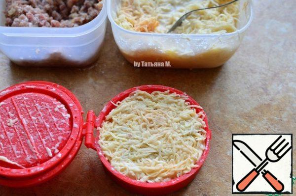 Close the potatoes, press the mold, squeezing out excess moisture.
