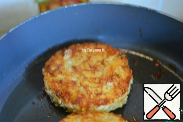Fry on both sides, after getting a good crust, reduce the heat to a minimum and cook under the lid.