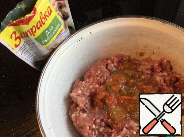Mix well the minced meat with filling for the pickle.