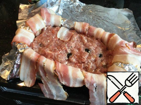 Lay out the meat filling.
