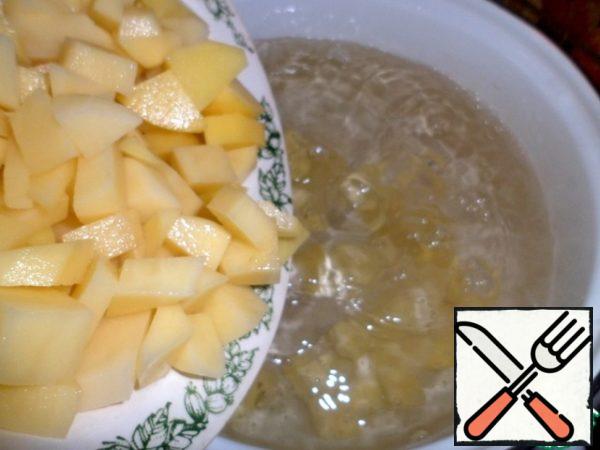 In boiling water - 3 liters - add diced potatoes, cook after boiling for 15 minutes.
