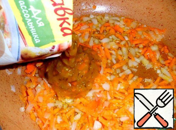 Add the marinade dressing to the onion and carrot in the pan.

