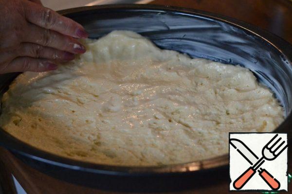 Distribute the dough over the entire surface, form the sides.
I do everything with my wet hand.
